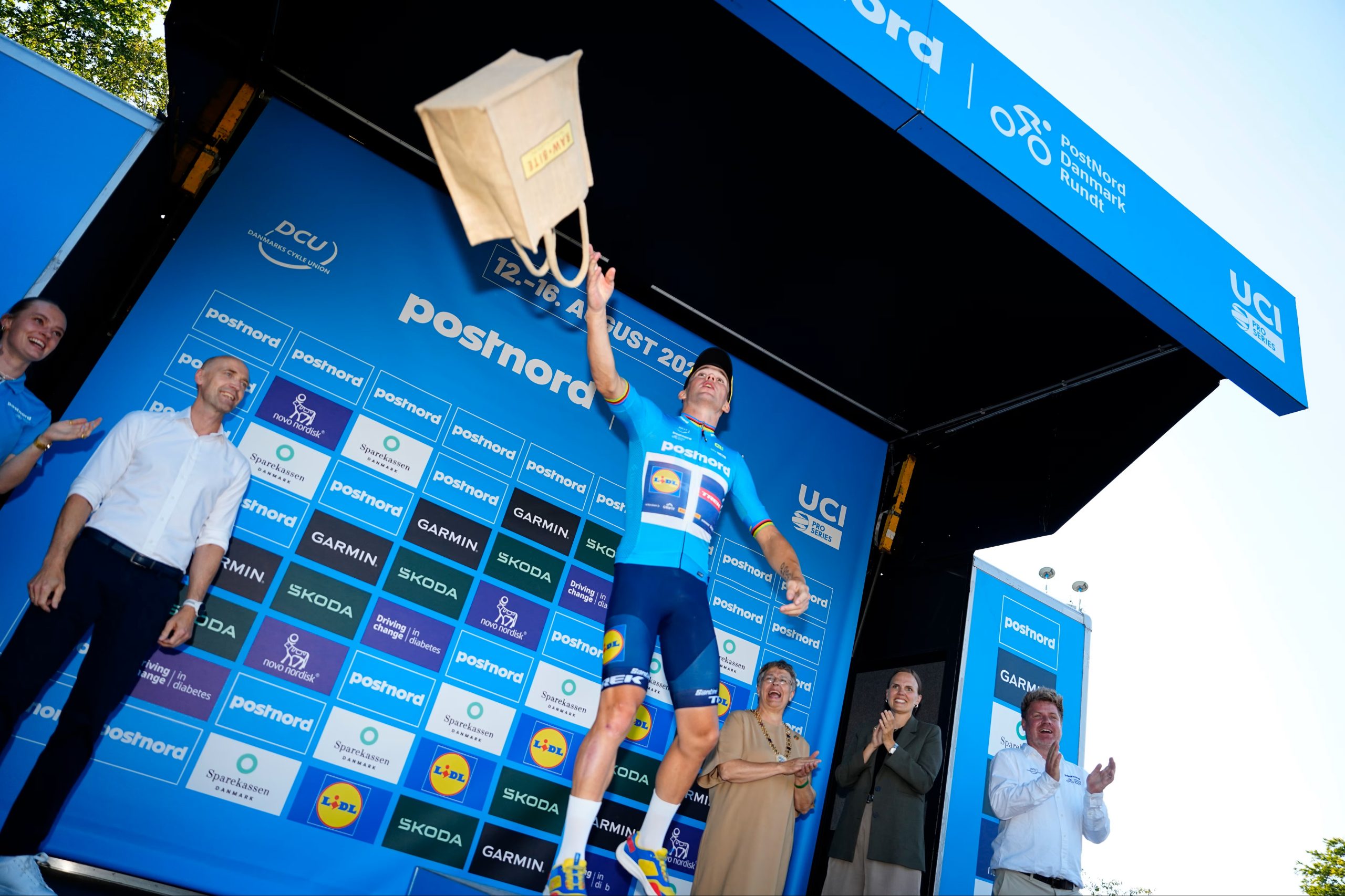 Mads Pedersen segue o camisola azul da PostNord Danmark Rundt