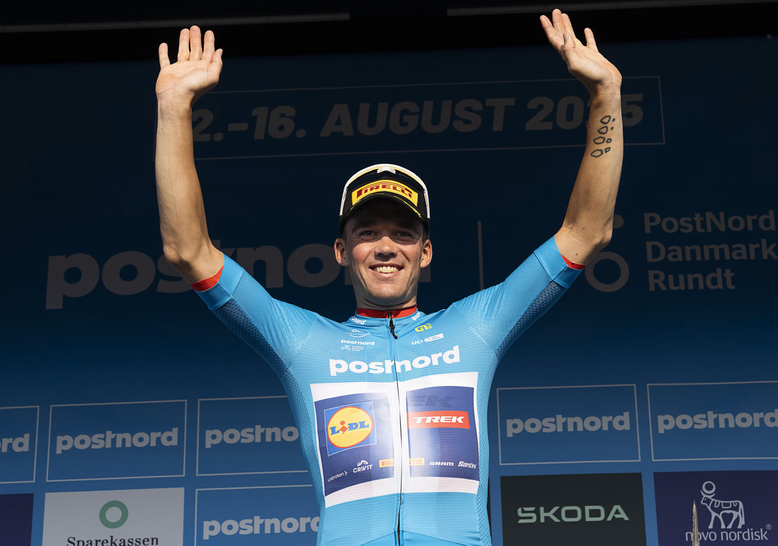 Mads Pedersen segue o camisola azul da PostNord Danmark Rundt