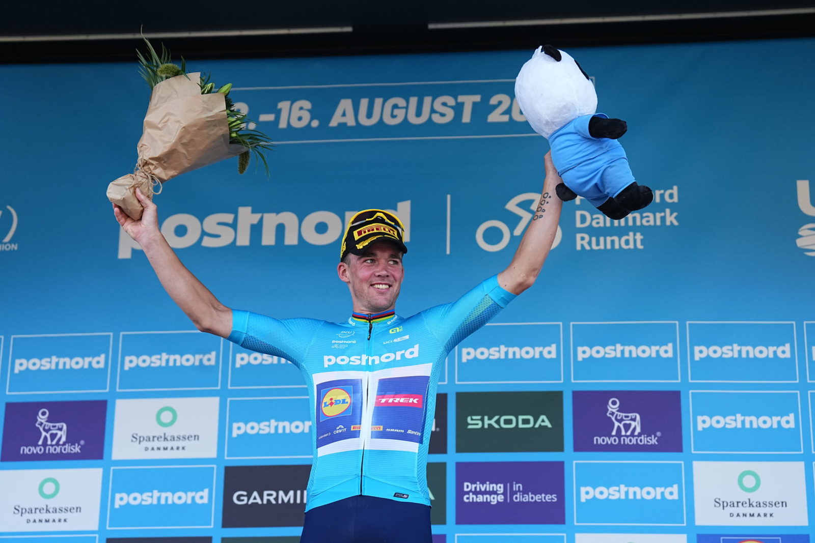 Mads Pedersen segue o camisola azul da PostNord Danmark Rundt