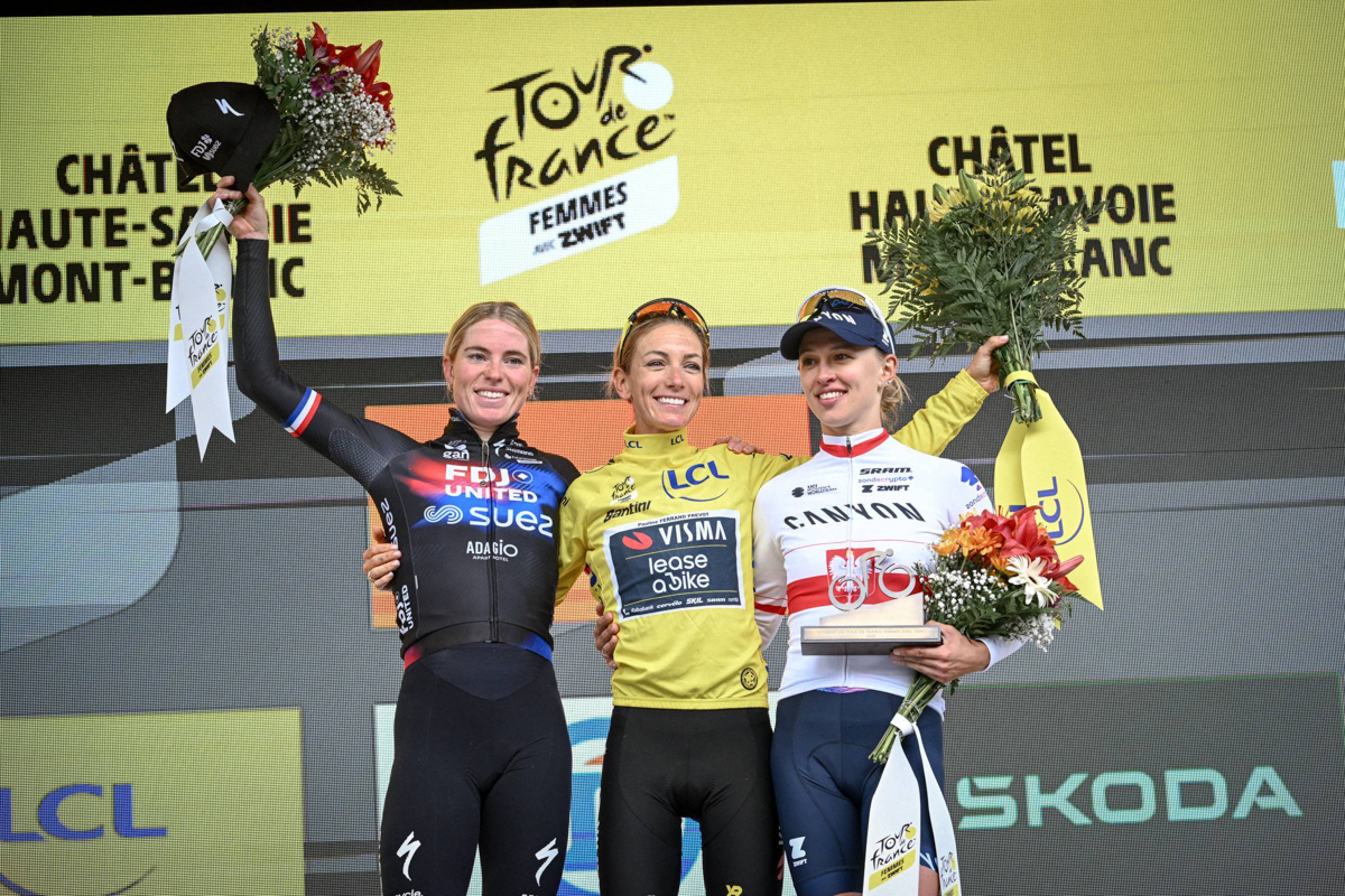 O pódio do Tour de France Femmes com Demi Vollering, Pauline Ferrand-Prevot e Katarzyna Niewiadoma