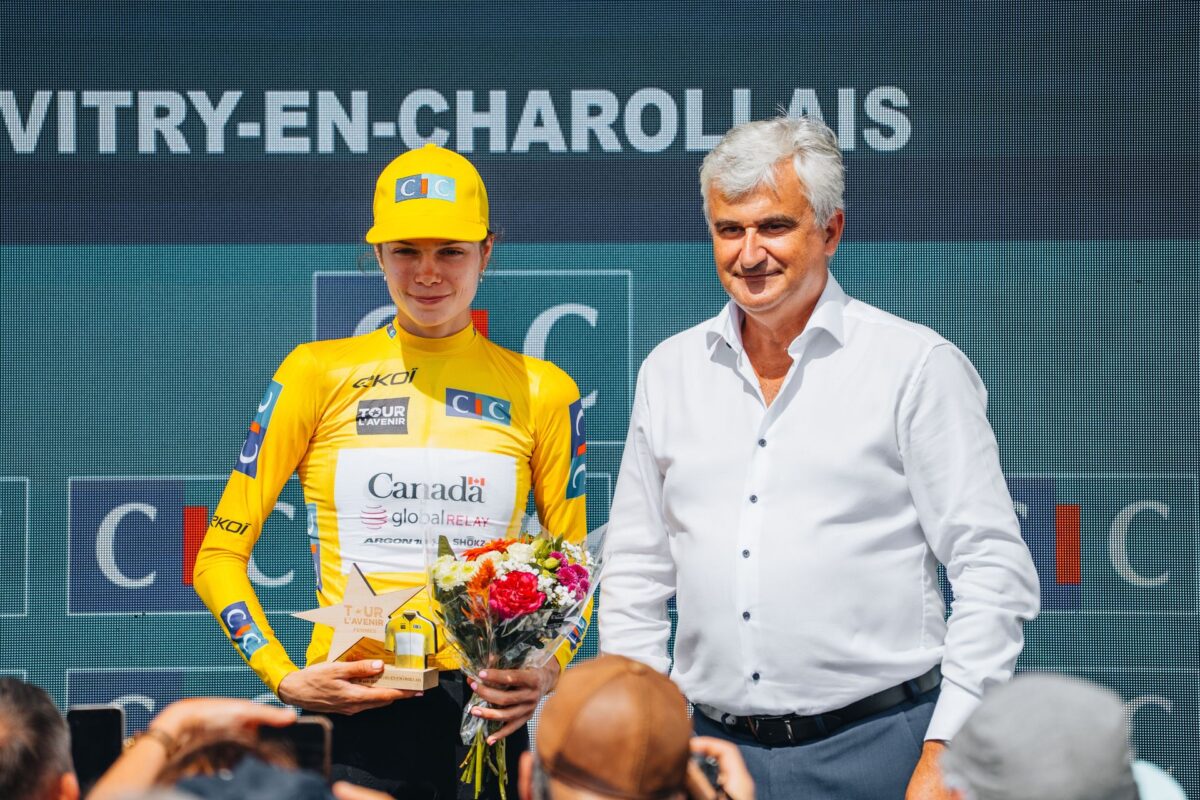 Isabella Holmgren segue a camisola amarela do Tour de l'Avenir Femmes