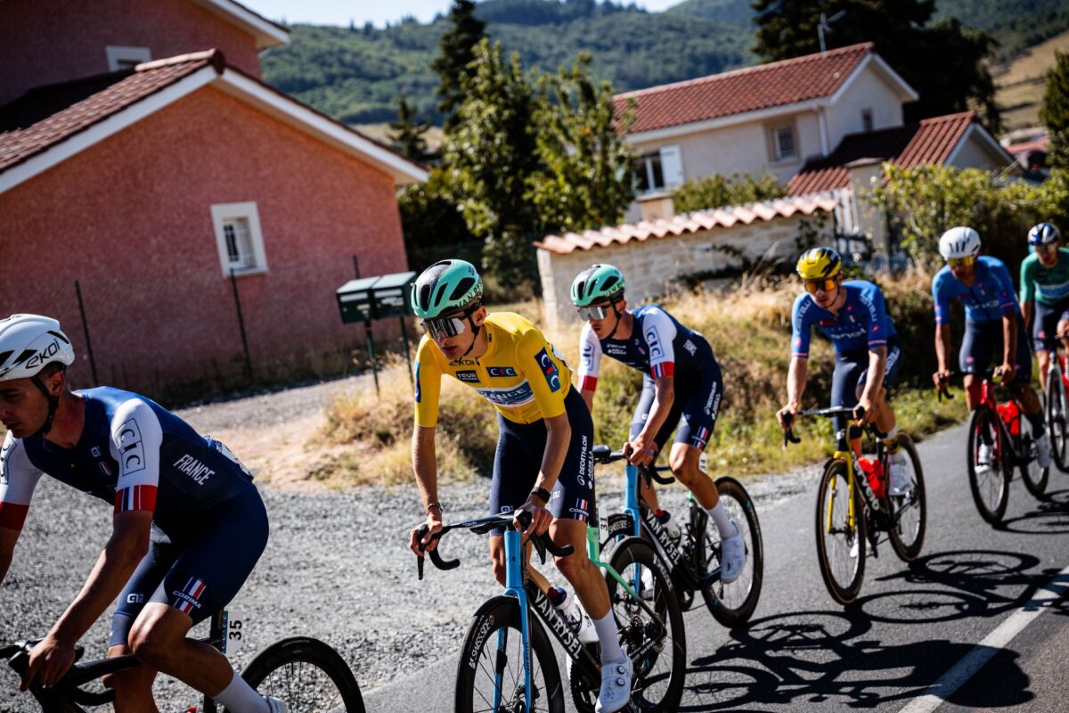 Paul Seixas segue o camisola amarela do Tour de l'Avenir