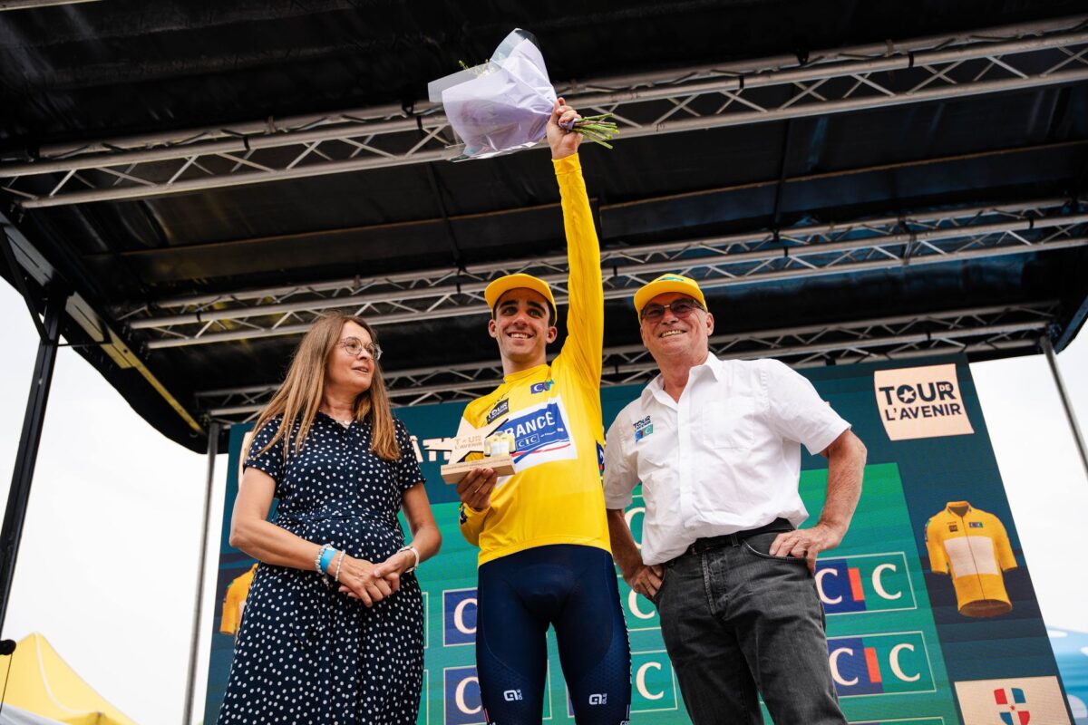Maxime Decomble segue o camisola amarela do Tour de l'Avenir