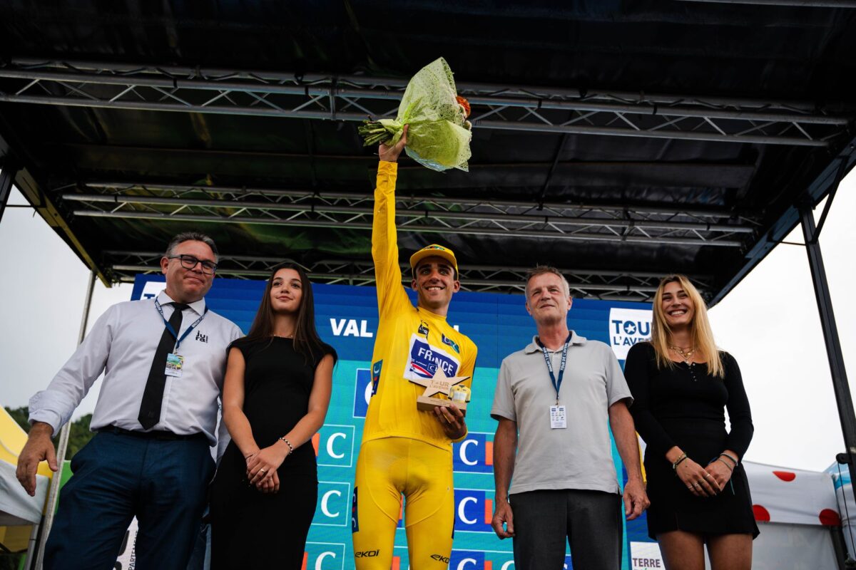 Maxime Decomble segue o camisola amarela do Tour de l'Avenir