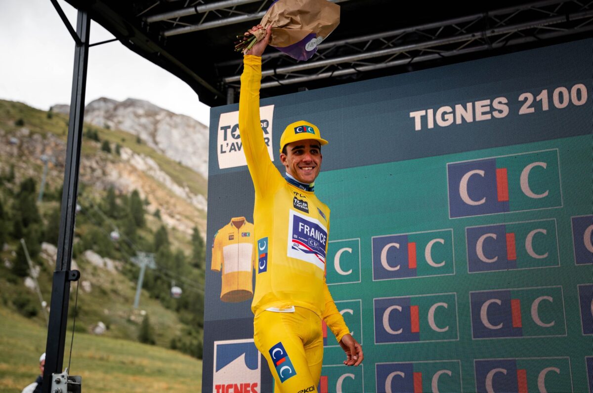 Maxime Decomble segue o camisola amarela do Tour de l'Avenir
