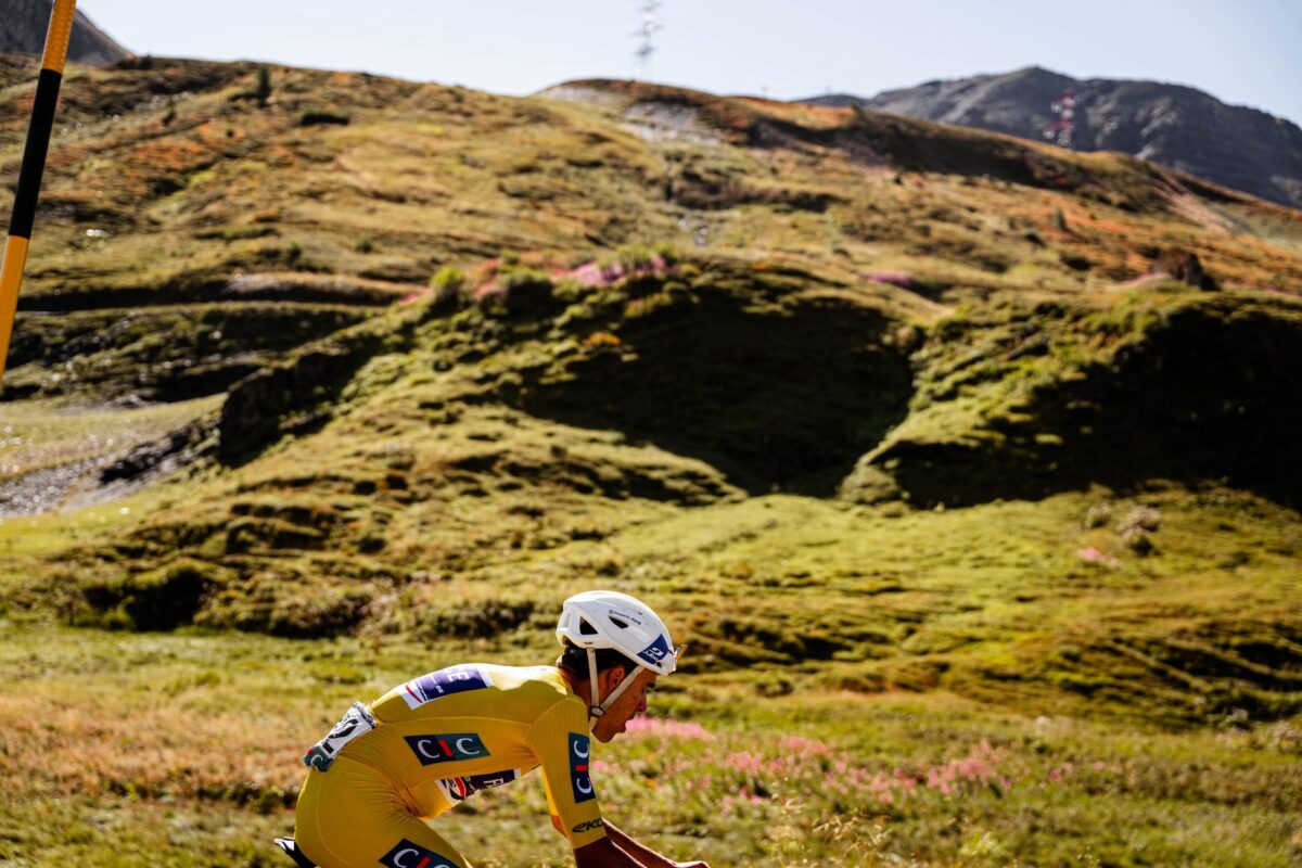 Maxime Decomble manteve a camisola amarela do Tour de l'Avenir