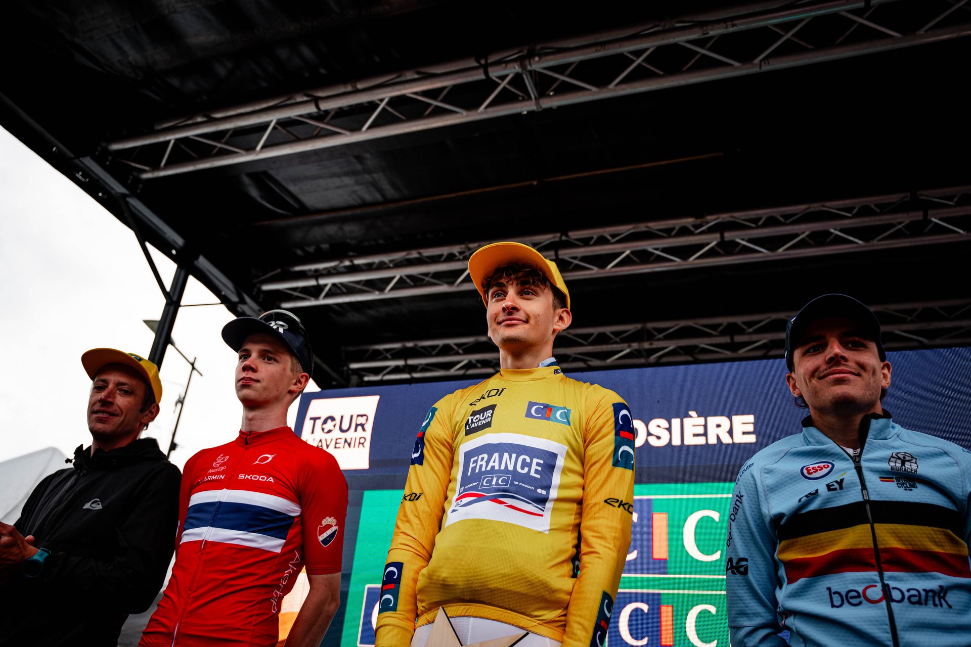 O pódio do Tour de l'Avenir com Jorgen Nordhagen, Paul Seixas e Jarno Widar