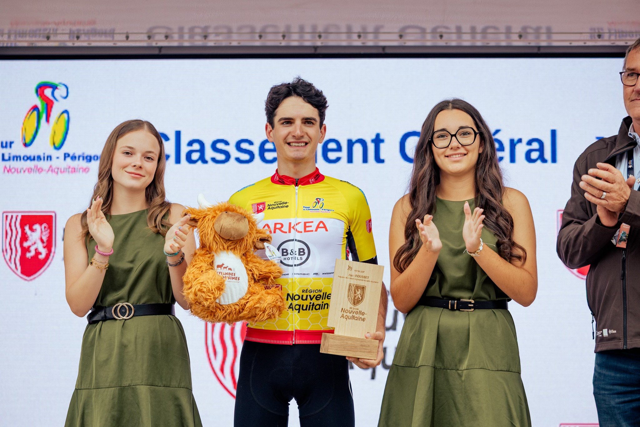 Ewen Costiou segue o camisola amarela do Tour du Limousin (Foto: Tour du Limousin)