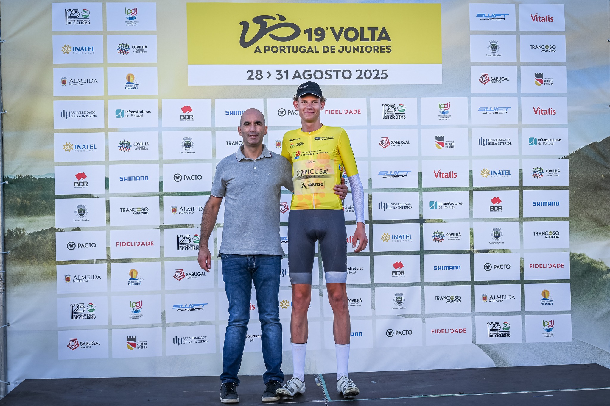Carter Barnes conquistou a camisola amarela na etapa 4 da Volta a Portugal de Juniores