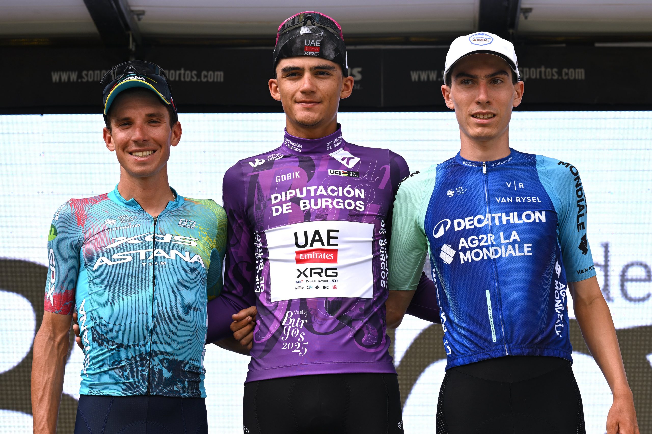 O pódio final da Vuelta a Burgos com Lorenzo Fortunato, Isaac del Toro e Leo Bisiaux! (Foto: Getty Images)