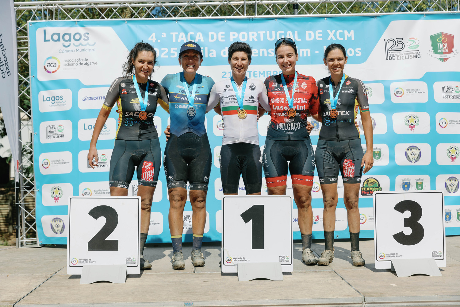 O pódio das elites femininas com Tânia Lima, Celina Carpinteiro, Melissa Maia, Alessia Teixeira e Leandra Gomes