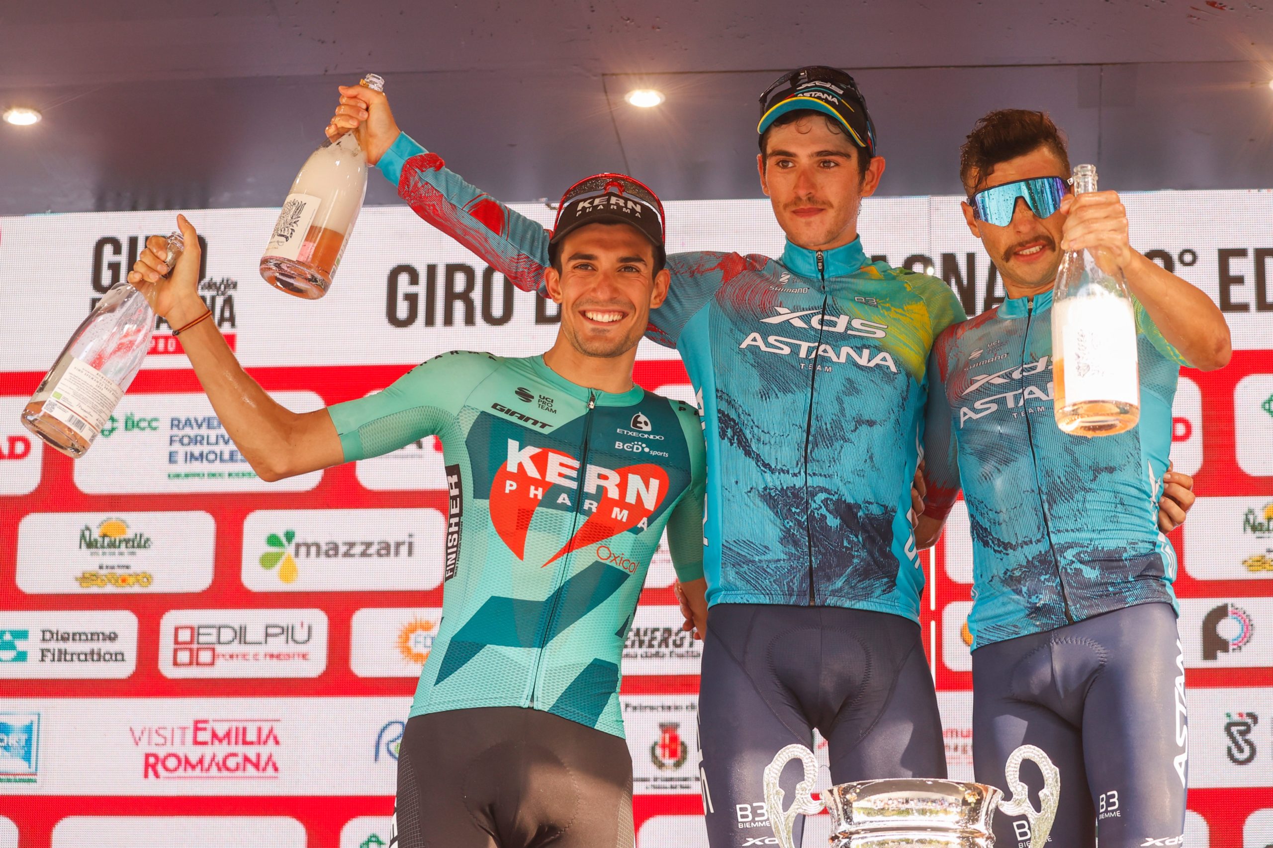 O pódio do Giro della Romagna com Ivan Cobo, Christian Scaroni e Simone Velasco