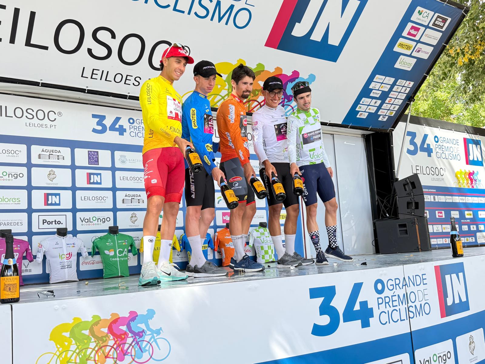 O pódio da etapa 4 do GP Jornal de Notícias com Nicolas Tivani, Jesse Maris, João Paulo Silva, Fabrizzio Crozzolo e Tiago Leal (Foto: Technosylva Maglia Rower Bembibre)