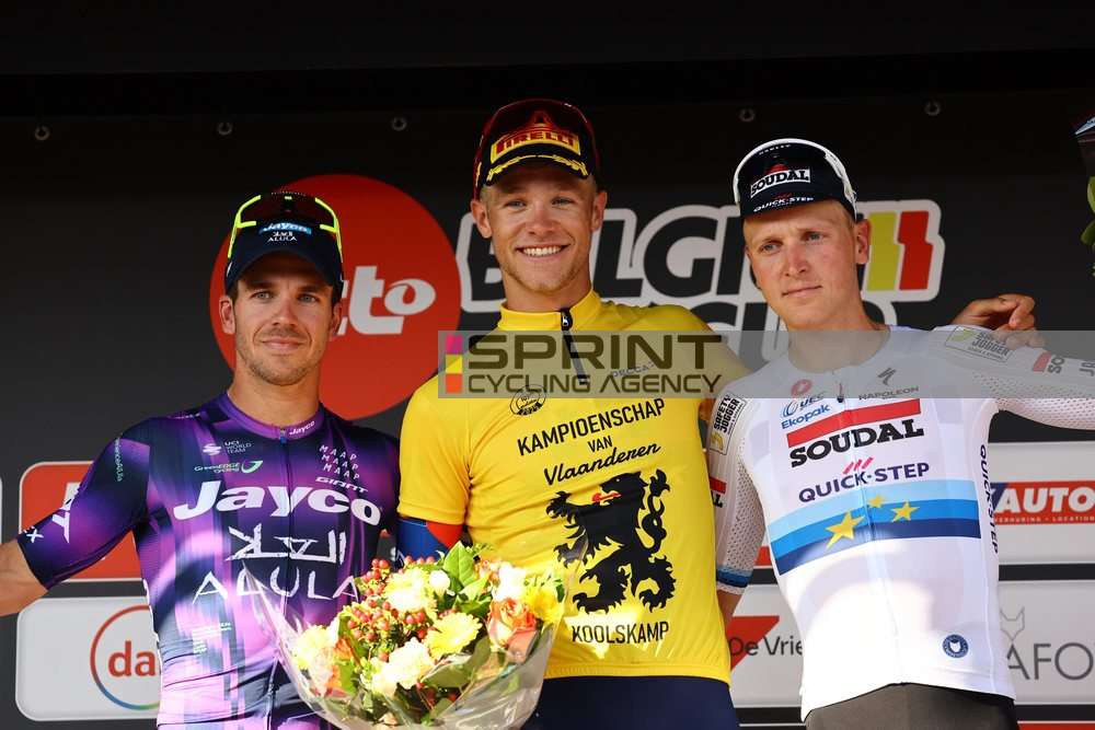 O pódio da Kamp. van Vlaanderen com Dylan Groenewegen, Jonathan Milan e Tim Merlier (Foto: Tim Van Wichelen/SprintCyclingAgency©2025)