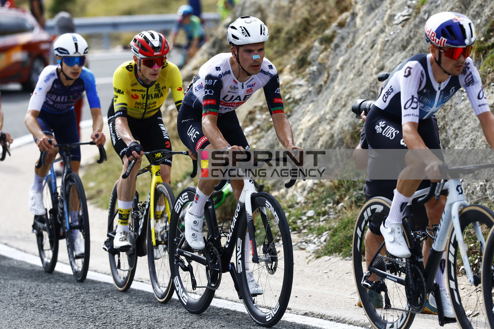 João Almeida tentou fazer diferenças na subida final em Larra-Belagua (Foto: Luis Angel Gomez/SprintCyclingAgency©2025)