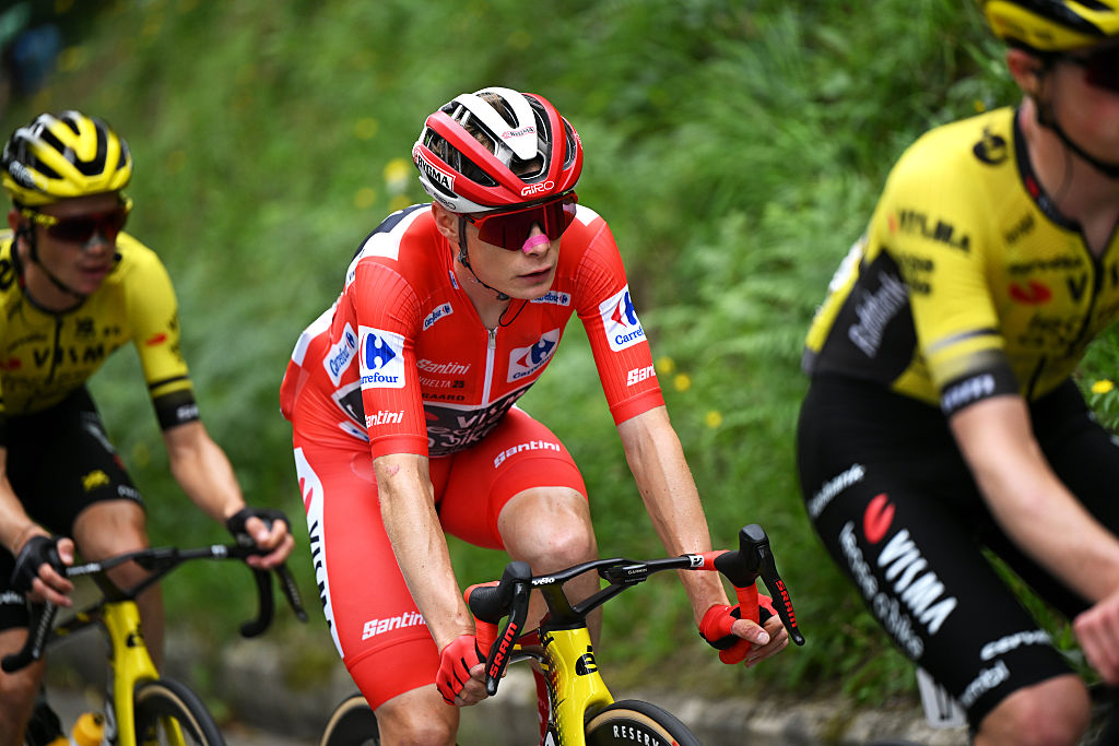 Jonas Vingegaard segue o camisola vermelha da La Vuelta (Foto: Getty Images)