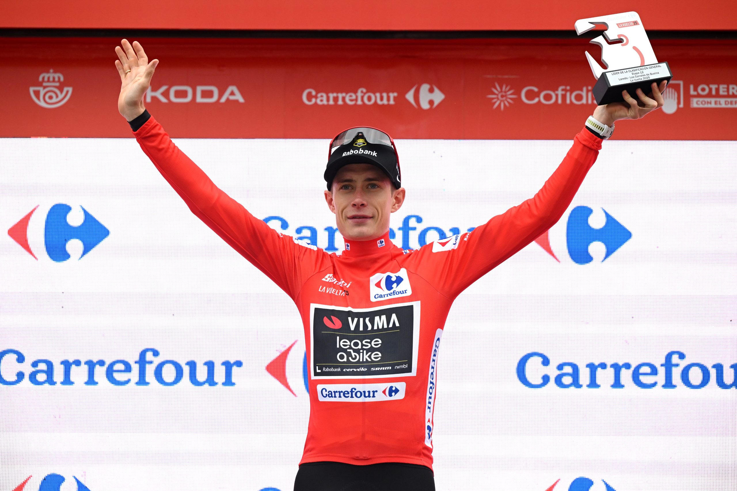 Jonas Vingegaard segue o camisola vermelha da La Vuelta (Foto: Getty Images)