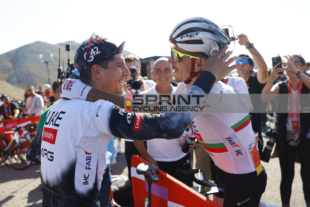 Ivo Oliveira a parabenizar João Almeida após o seu grande triunfo na La Vuelta (Foto: Rafa Gomez/SprintCyclingAgency©2025)