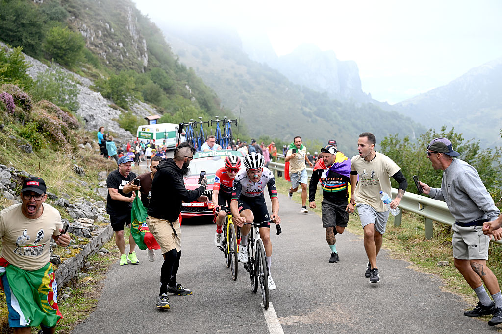 João Almeida a levar Jonas Vingegaard ao limite no Alto de L'Angliru (Foto: Dario Belingheri/Getty Images)
