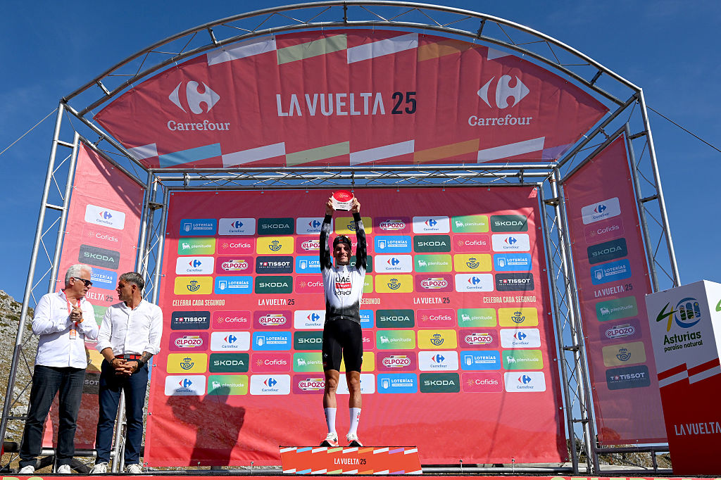 João Almeida fez história ao vencer no Alto de L'Angliru (Foto: Tim de Waele/Getty Images)