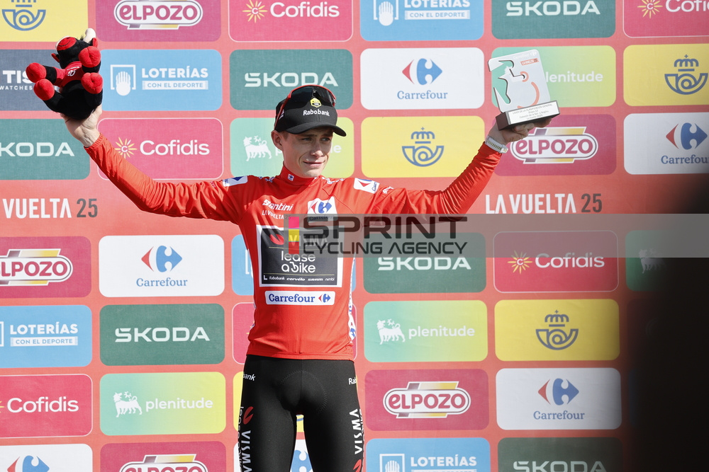 Jonas Vingegaard segue o camisola vermelha da La Vuelta (Foto: Rafa Gomez/SprintCyclingAgency©2025)
