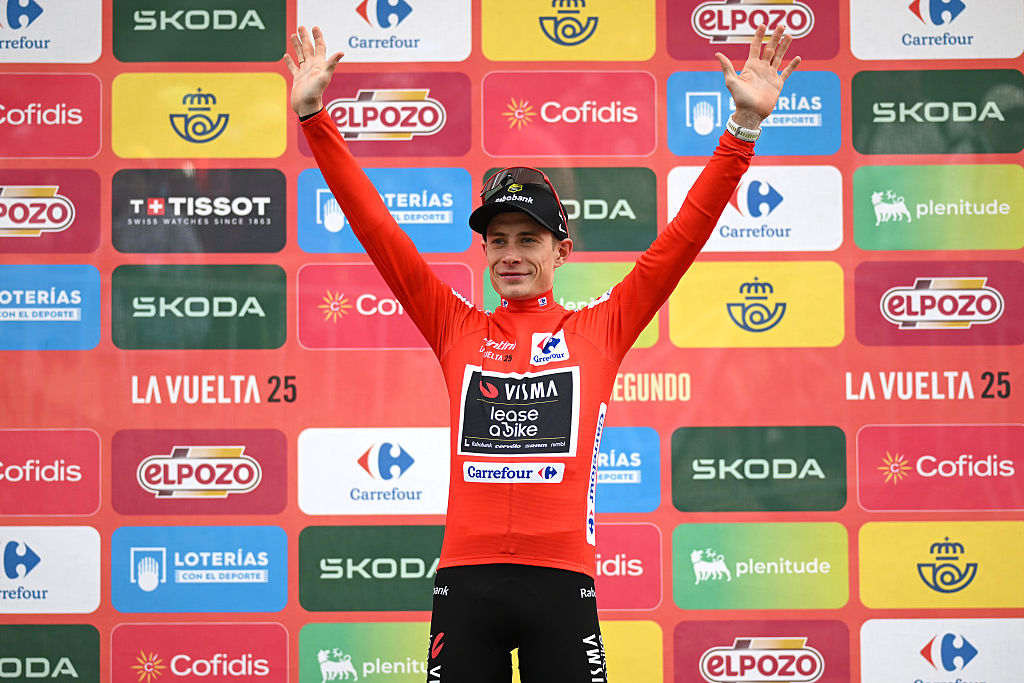 Jonas Vingegaard segue o camisola vermelha da La Vuelta (Foto: Dario Belingheri/Getty Images)