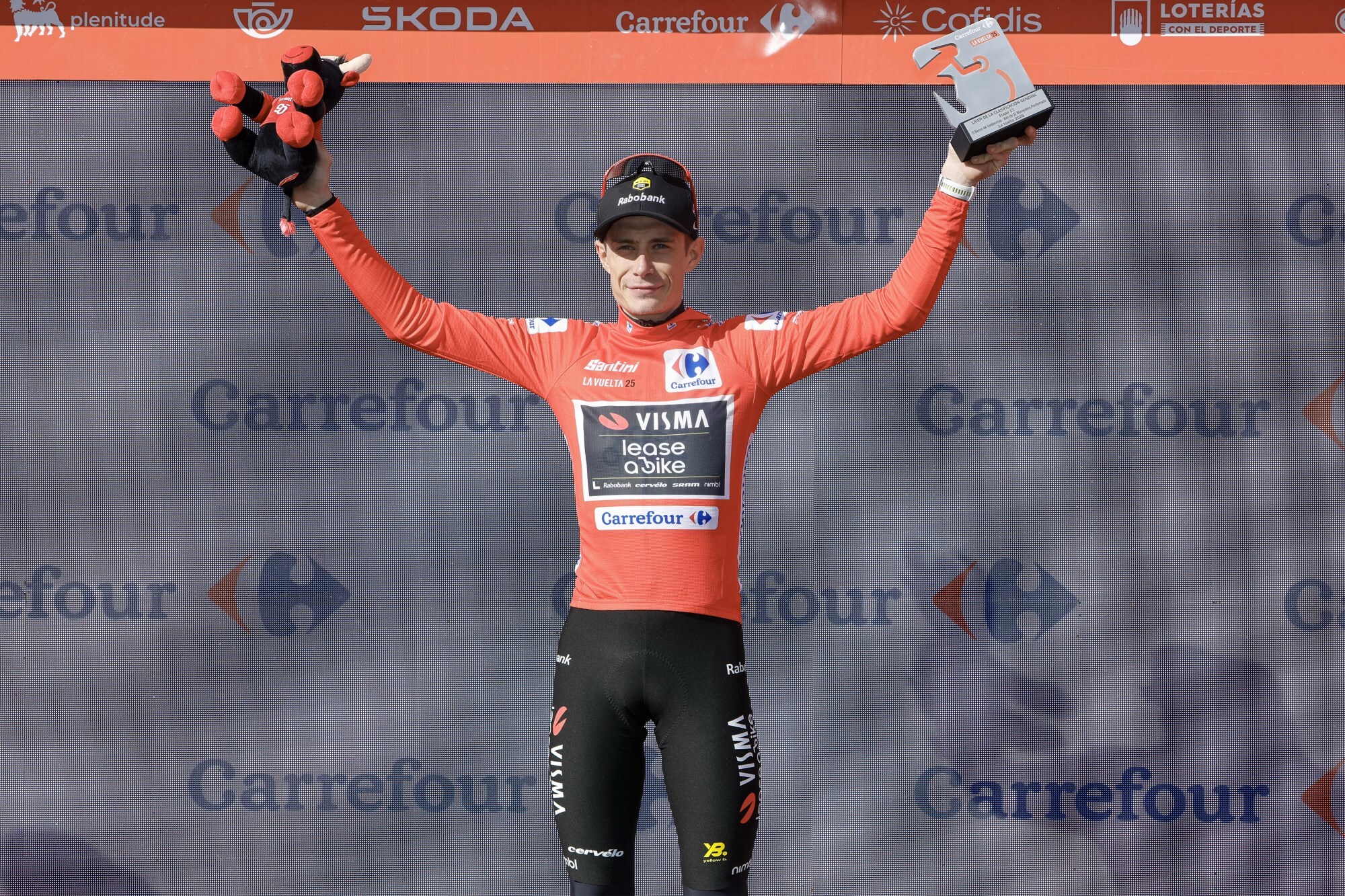 Jonas Vingegaard segue o camisola vermelha da La Vuelta (Foto: Cor Vos)