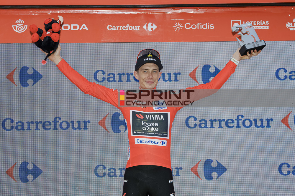 Jonas Vingegaard segue o camisola vermelha da La Vuelta (Foto: Rafa Gomez/SprintCyclingAgency©2025)