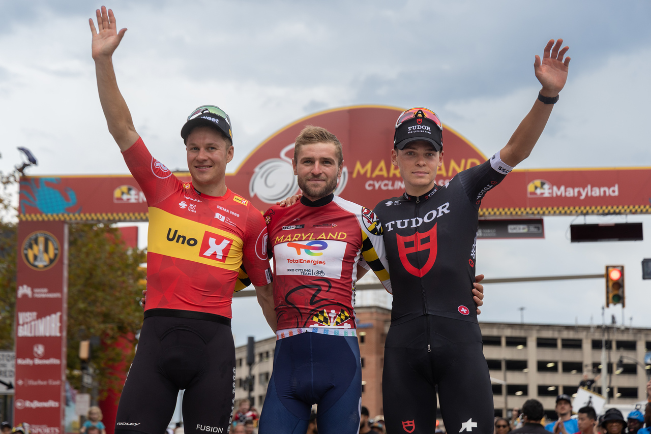 O pódio da Maryland Cycling Classic com Jonas Abrahamsen, Sandy Dujardin e Marius Mayrhofer