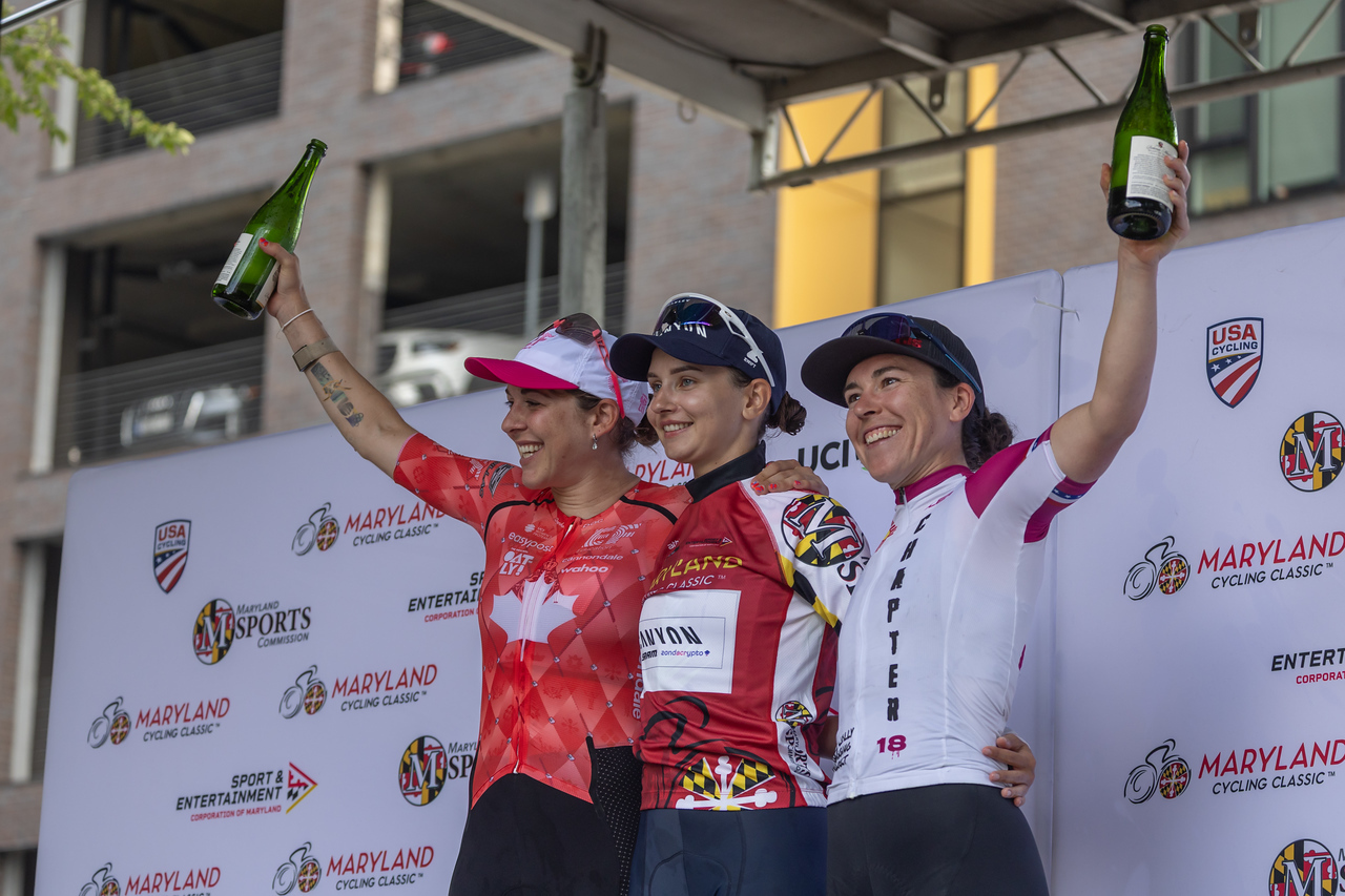 O pódio da Maryland Cycling Classic Women com Alison Jackson, Agnieszka Skalniak-Sójka e Emma Langley