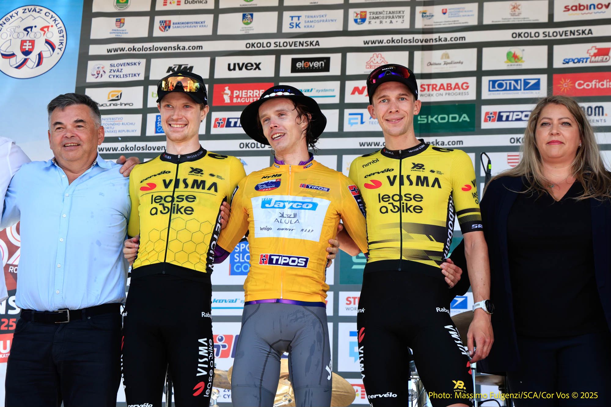 O pódio final da Okolo Slovenska com Thomas Gloag, Paul Double e Bart Lemmen