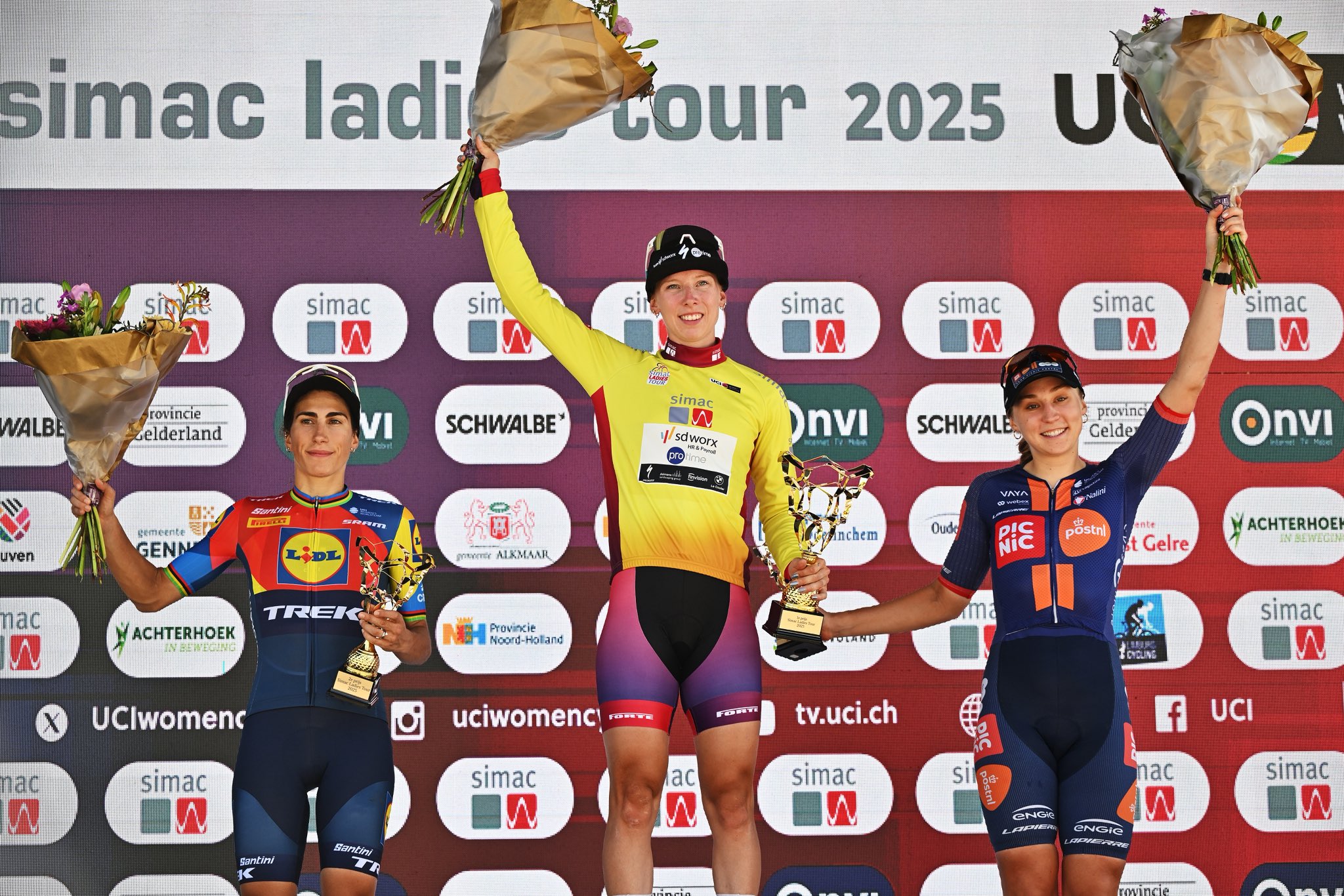 O pódio final do Simac Ladies Tour com Elisa Balsamo, Lorena Wiebes e Megan Jastrab