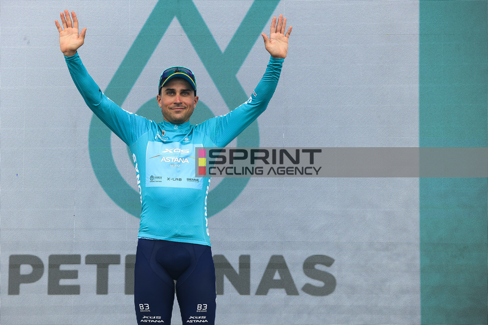 Matteo Malucelli segue o camisola azul do Tour de Langkawi (Foto: Luis Angel Gomez/SprintCyclingAgency©2025)