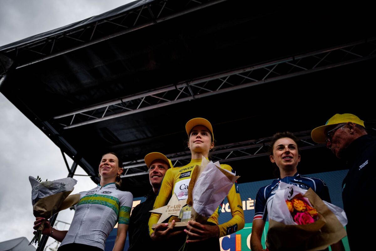O pódio do Tour de l'Avenir Femmes com Talia Appleton, Isabella Holmgren e Marion Bunel