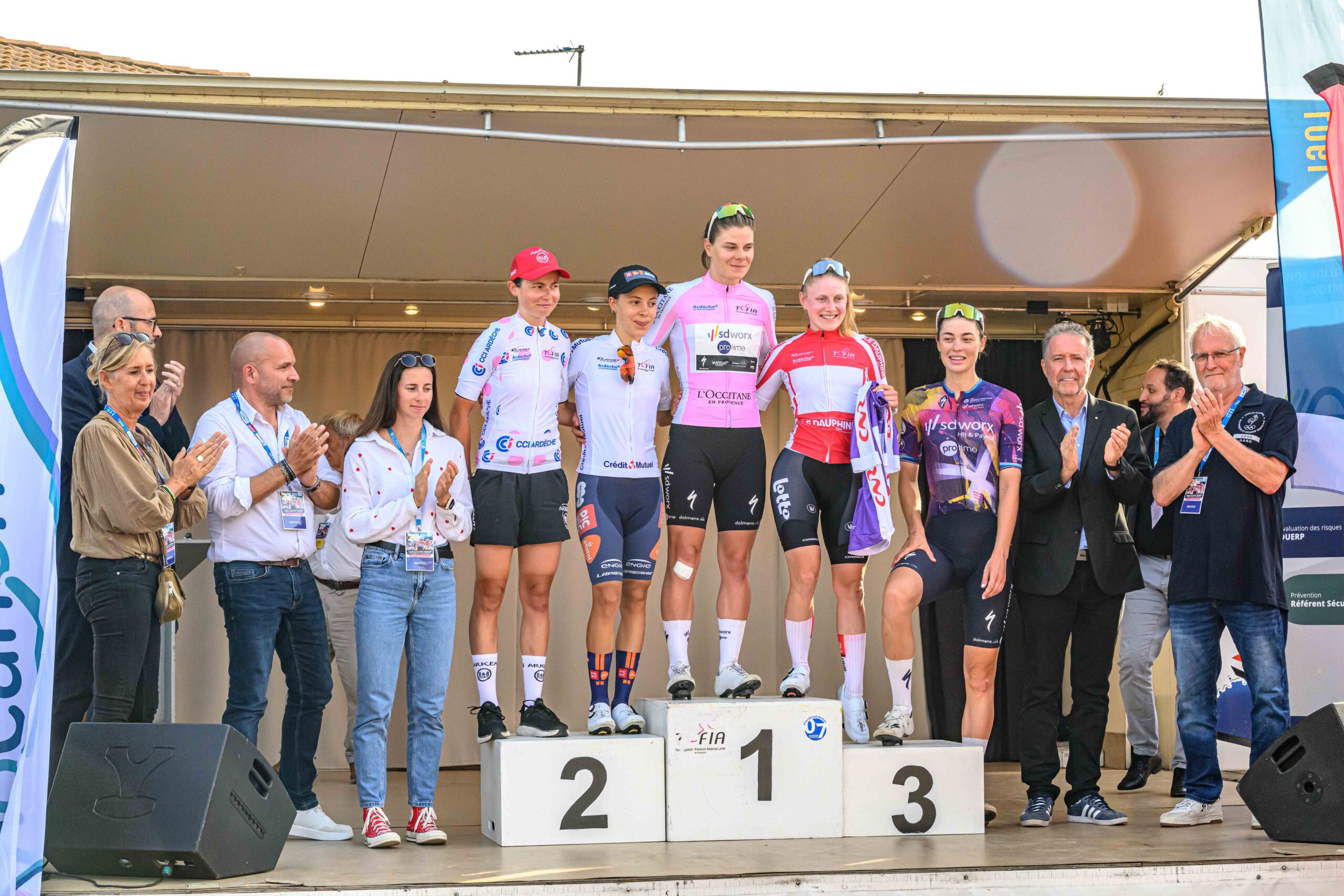 O pódio da etapa 1 do Tour Feminin l'Ardeche com Océane Mahé, Eleonora Ciabocco, Lotte Kopecky, Anna van Wersch e Mischa Bredewold