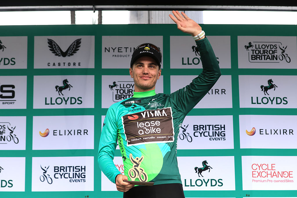 Olav Kooij segue o camisola verde do Tour of Britain (Foto: Getty Images)