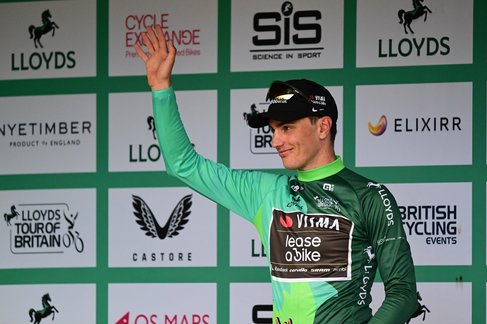 Olav Kooij segue o camisola verde do Tour of Britain