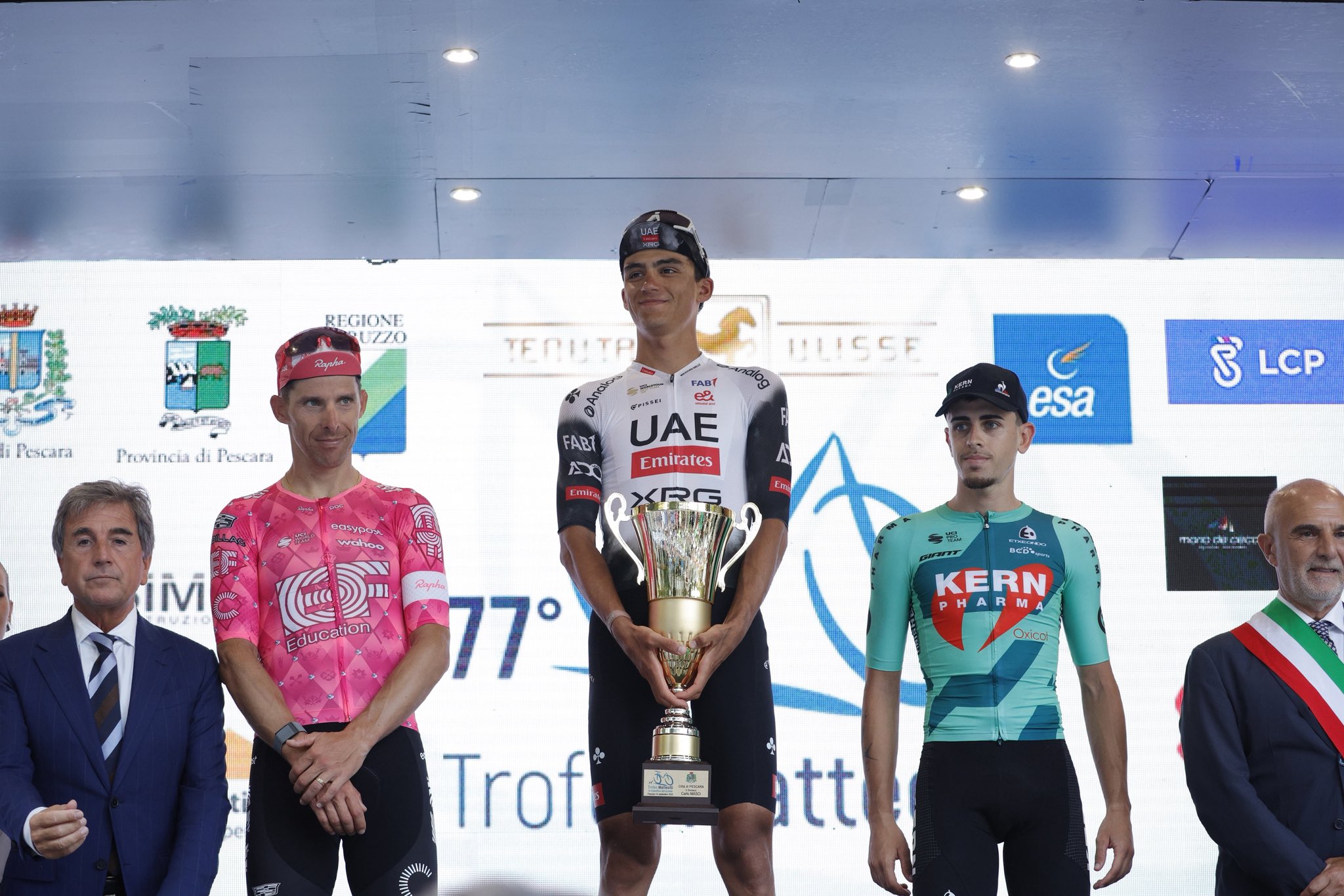 O pódio do Trofeo Matteotti com Rui Costa, Isaac Del Toro e Pau Miquel