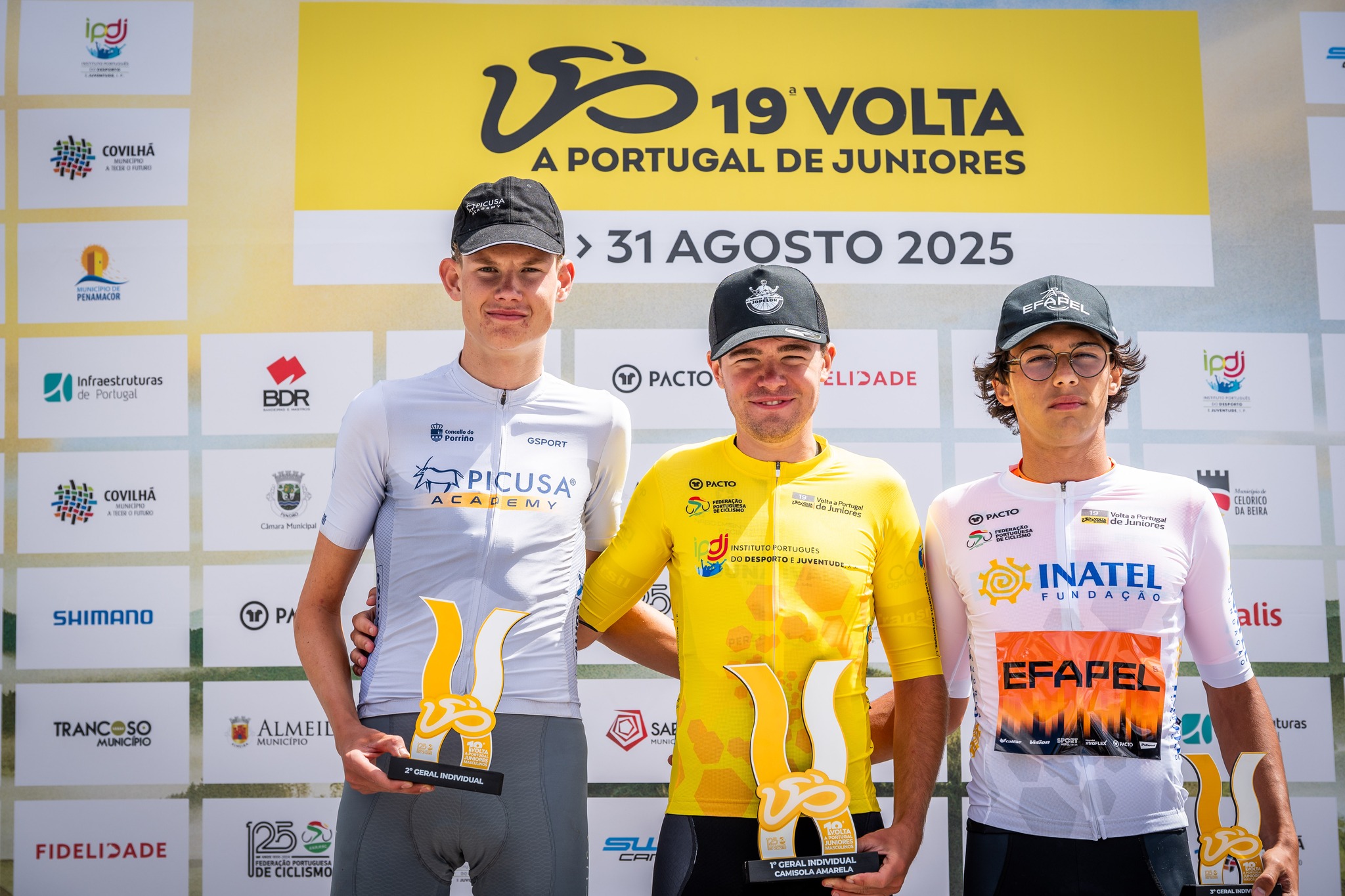 O pódio da Volta a Portugal de Juniores com Carter Barnes, Matthew Walls e Rodrigo Jesus