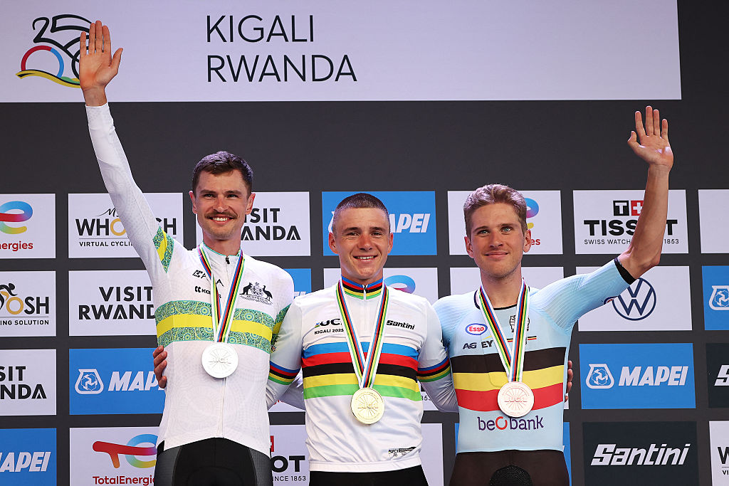 O pódio do contrarrelógio dos elites masculinos nos Campeonatos do Mundo com Jay Vine, Remco Evenepoel e Ilan van Wilder (Foto: Getty Images)
