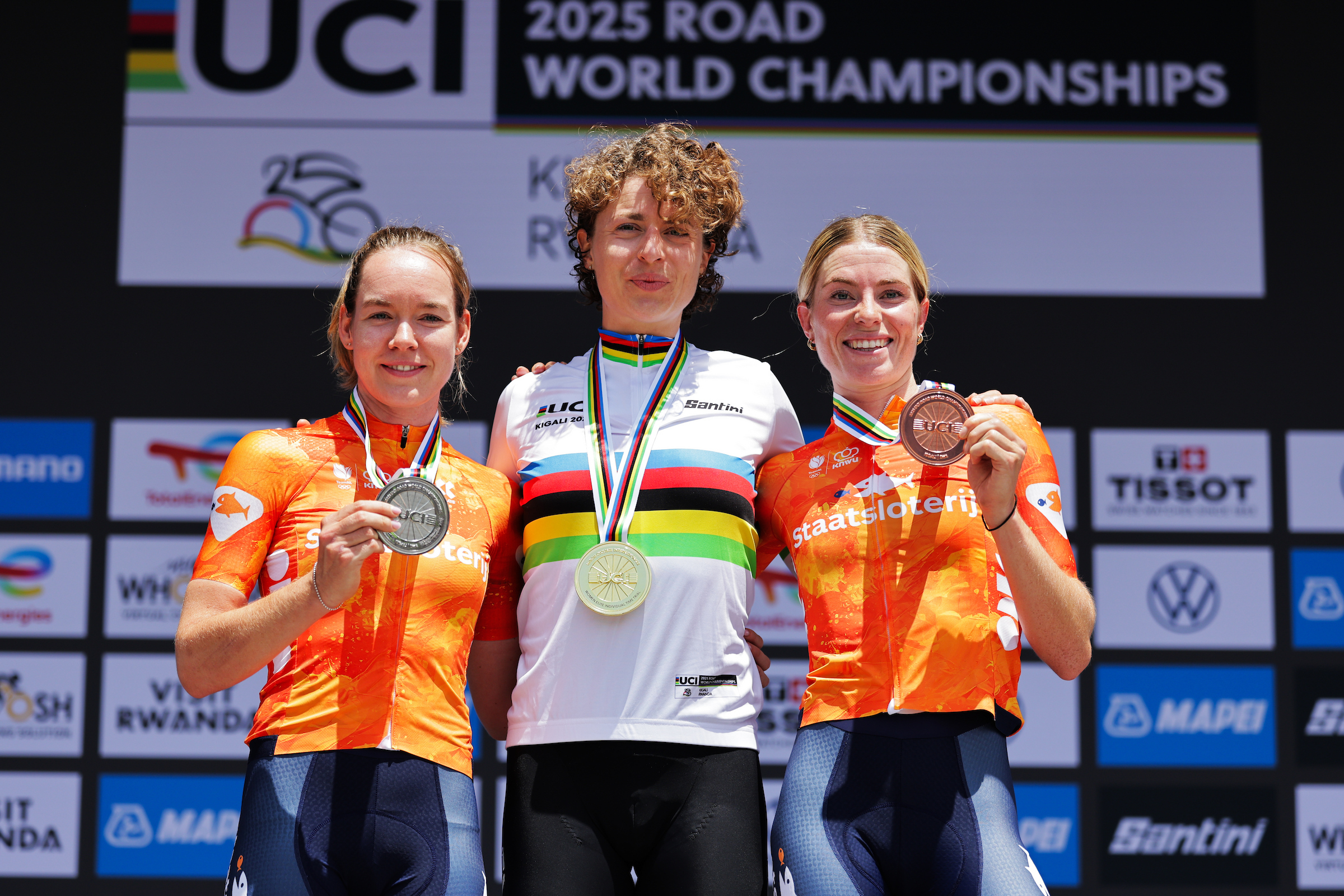 O pódio do contrarrelógio feminino elite dos Campeonatos do Mundo com Anna van der Breggen, Marlen Reusser e Demi Vollering