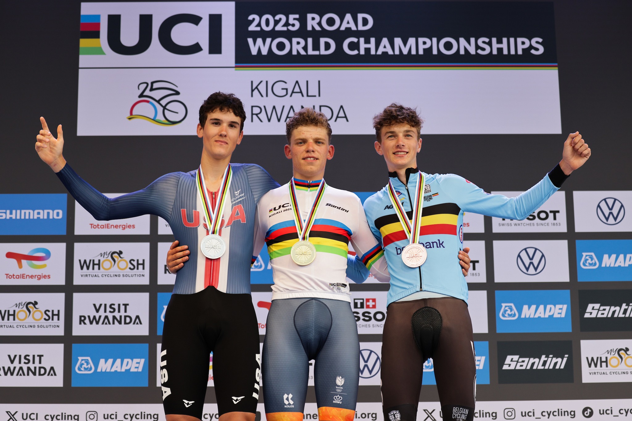 O pódio do contrarrelógio dos juniores masculinos nos Campeonatos do Mundo com Ashlin Barry, Michiel Mouris e Seff van Kerckhove