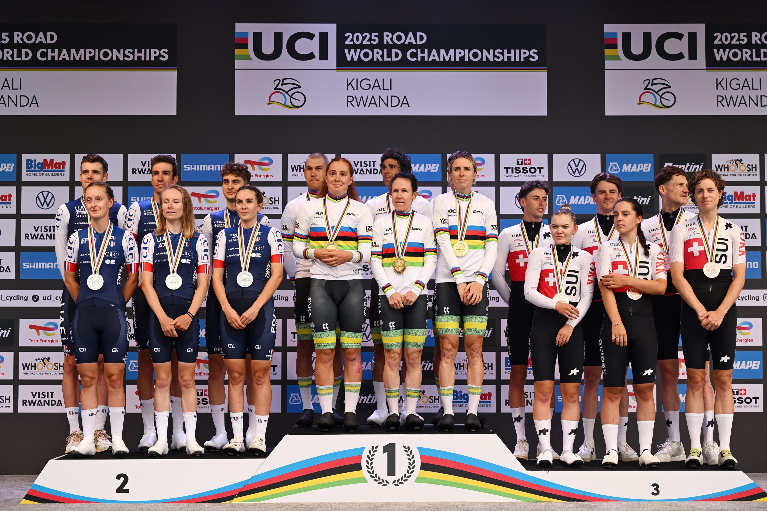 O pódio da Estafeta Mista dos Campeonatos do Mundo em Kigali com França, Austrália e Suíça (Foto: Getty Images)