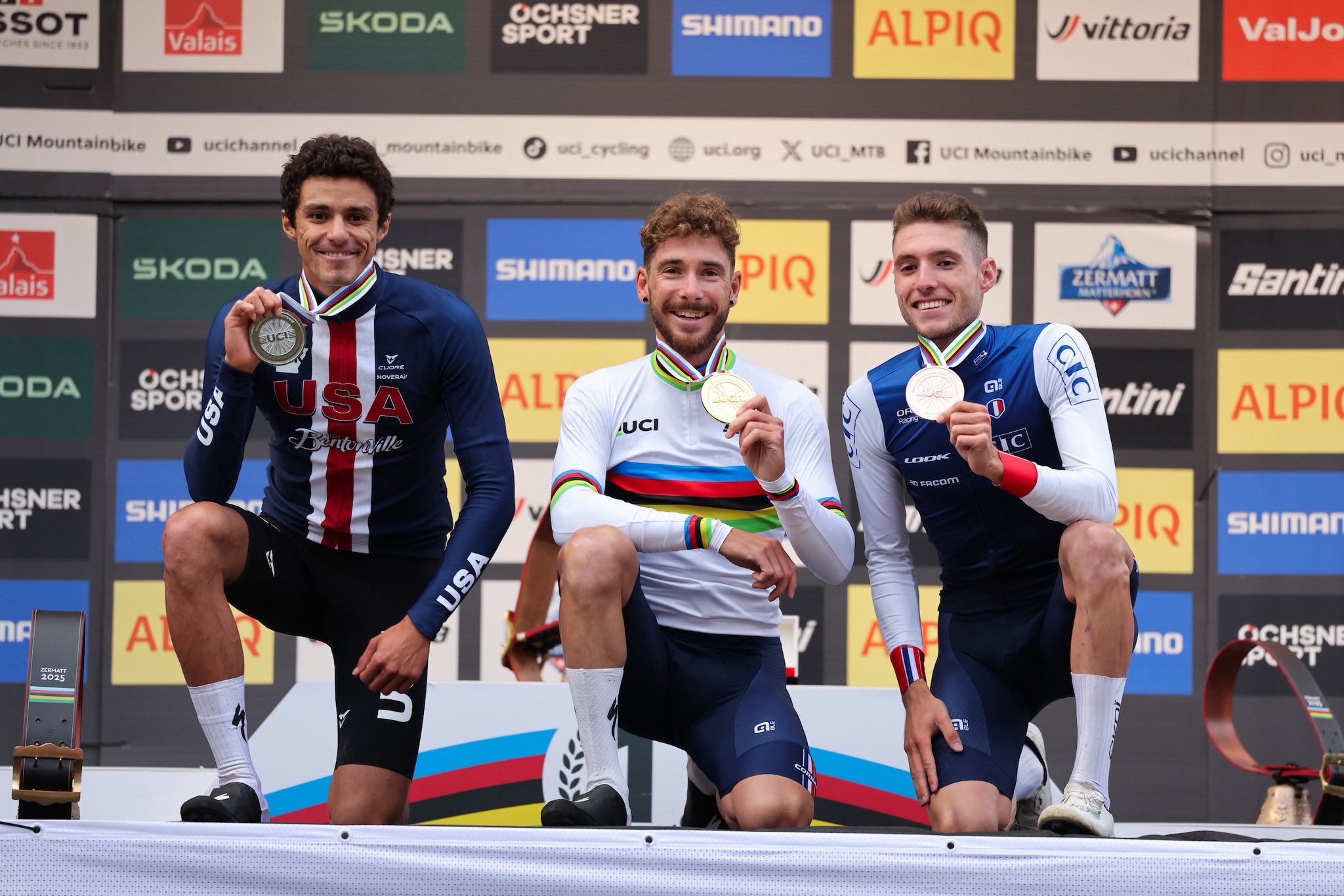 O pódio dos elites masculinos com Christopher Blevin, Victor Koretzky e Mathis Azzaro (Foto: UCI)