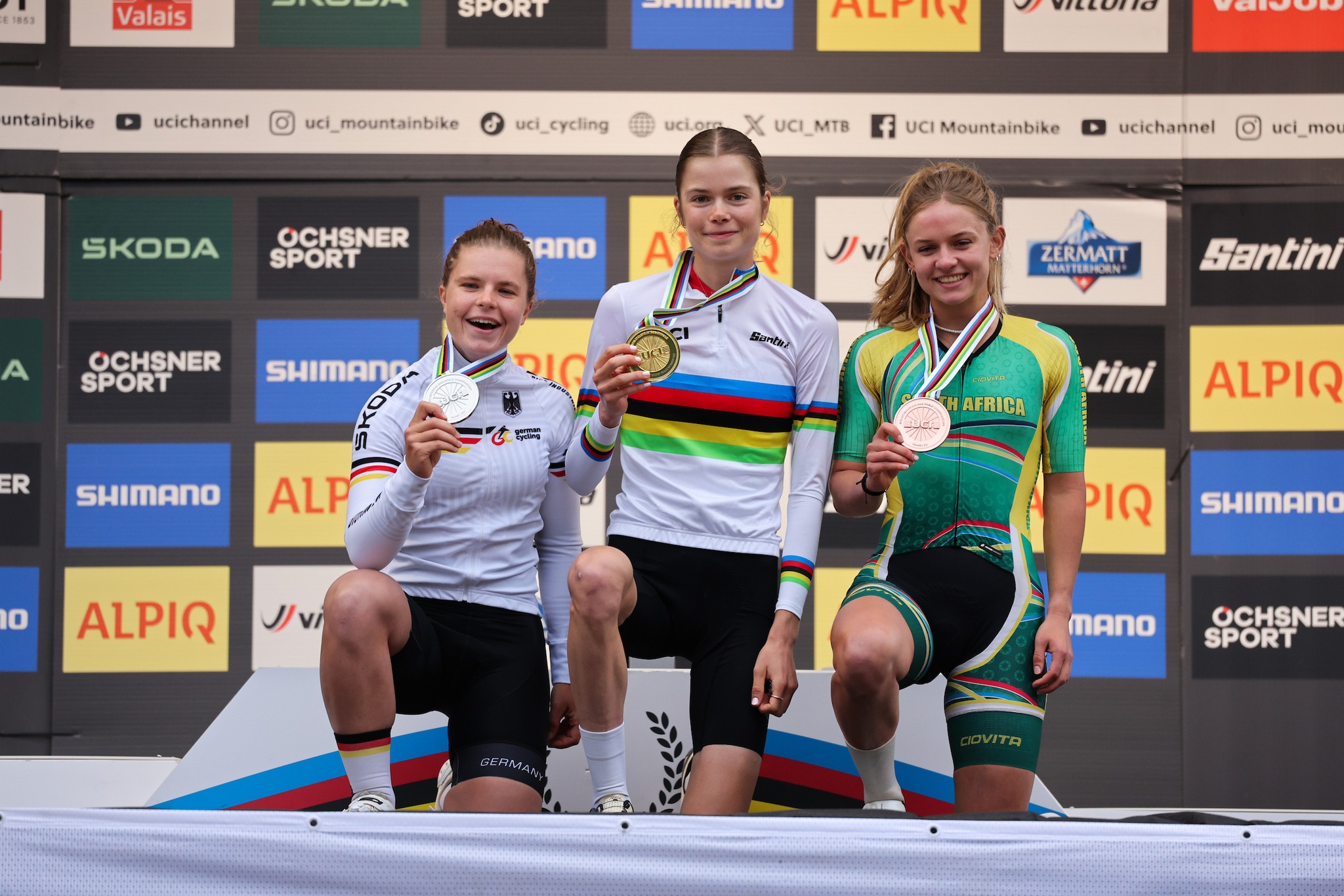 O pódio das Sub-23 Femininas com Carla Hahn, Isabella Holmgren e Tyler Jacobs (Foto: UCI)