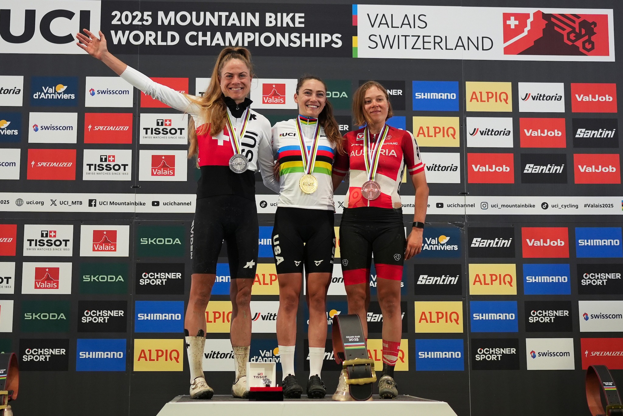 O pódio das elites femininas com Anna Weinbeer, Kate Courtney e Mona Mitterwallner