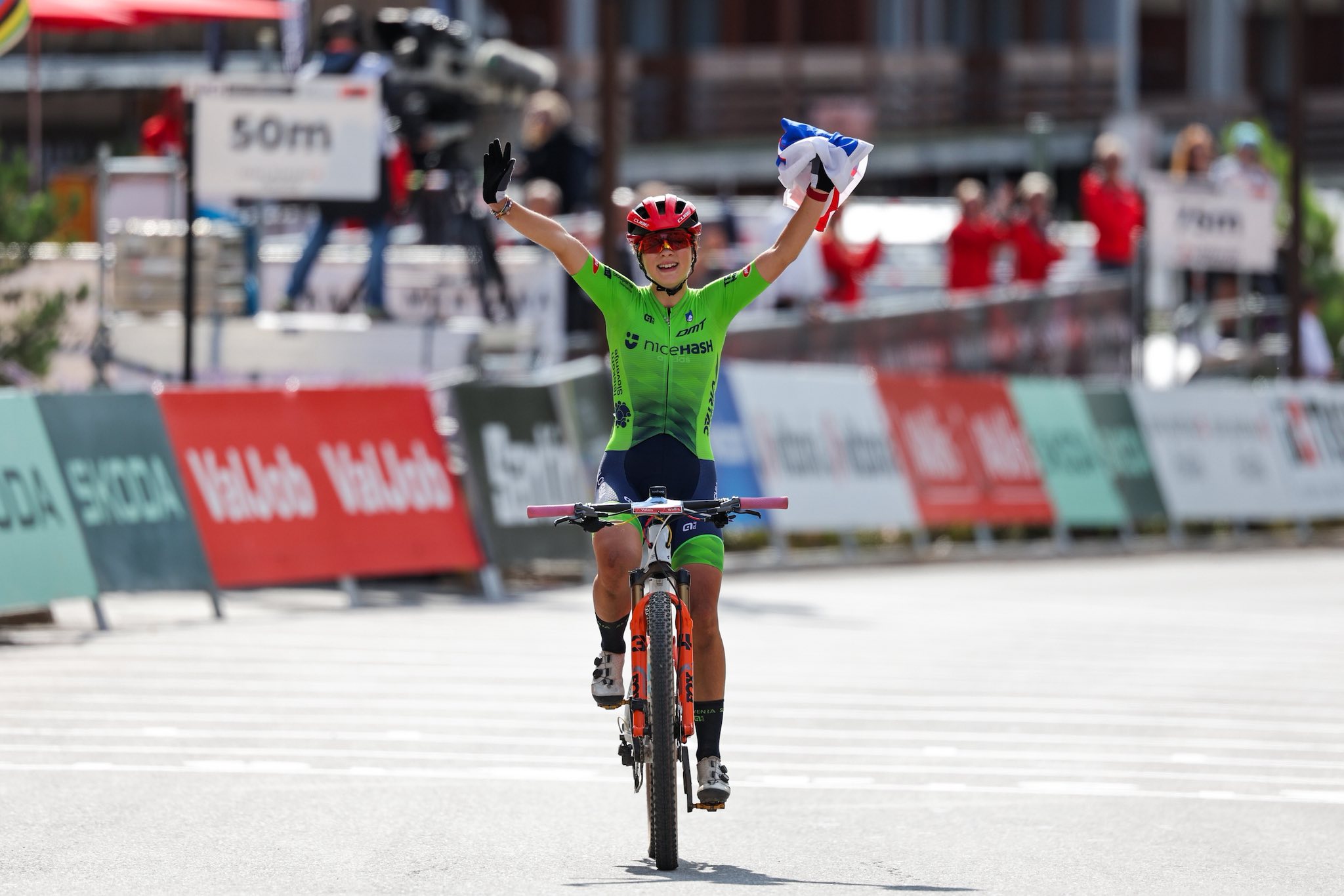 Marusa Serkezi dominou os Campeonatos do Mundo de XCO das Juniores femininas 