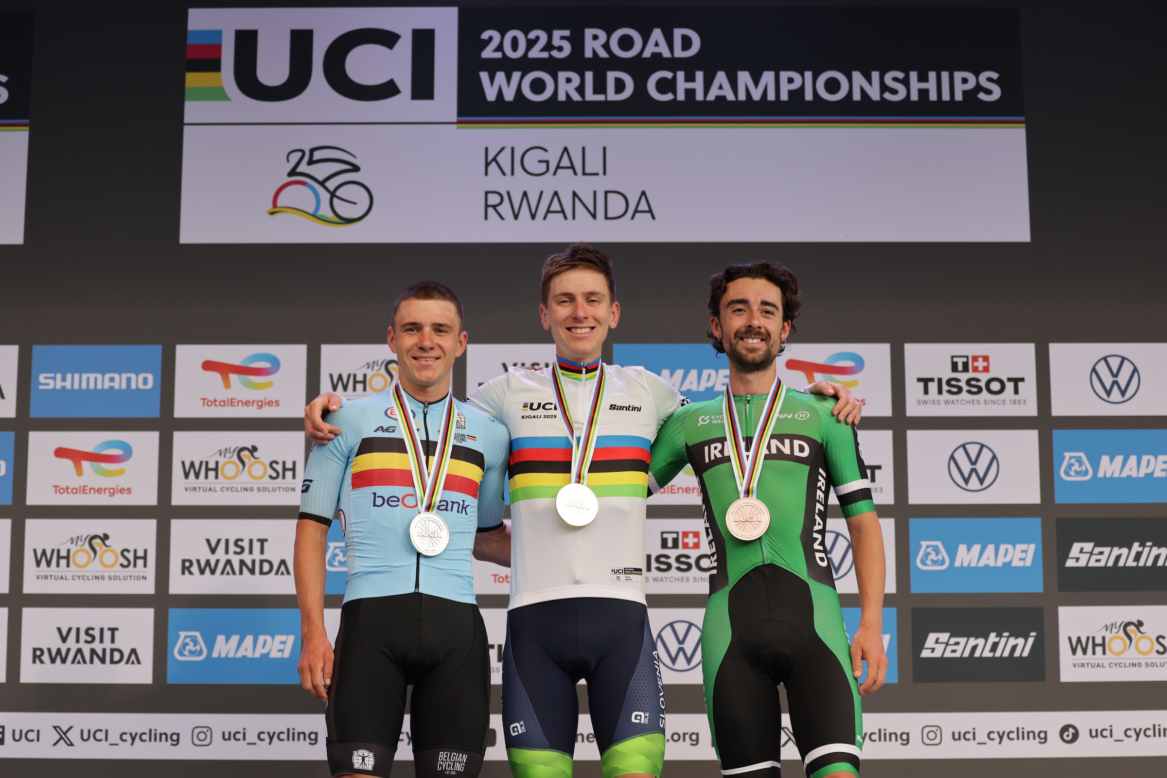 O pódio da prova de fundo dos elites masculinos nos Campeonatos do Mundo de Kigali com Remco Evenepoel, Tadej Pogacar e Ben Healy (Foto: UCI)