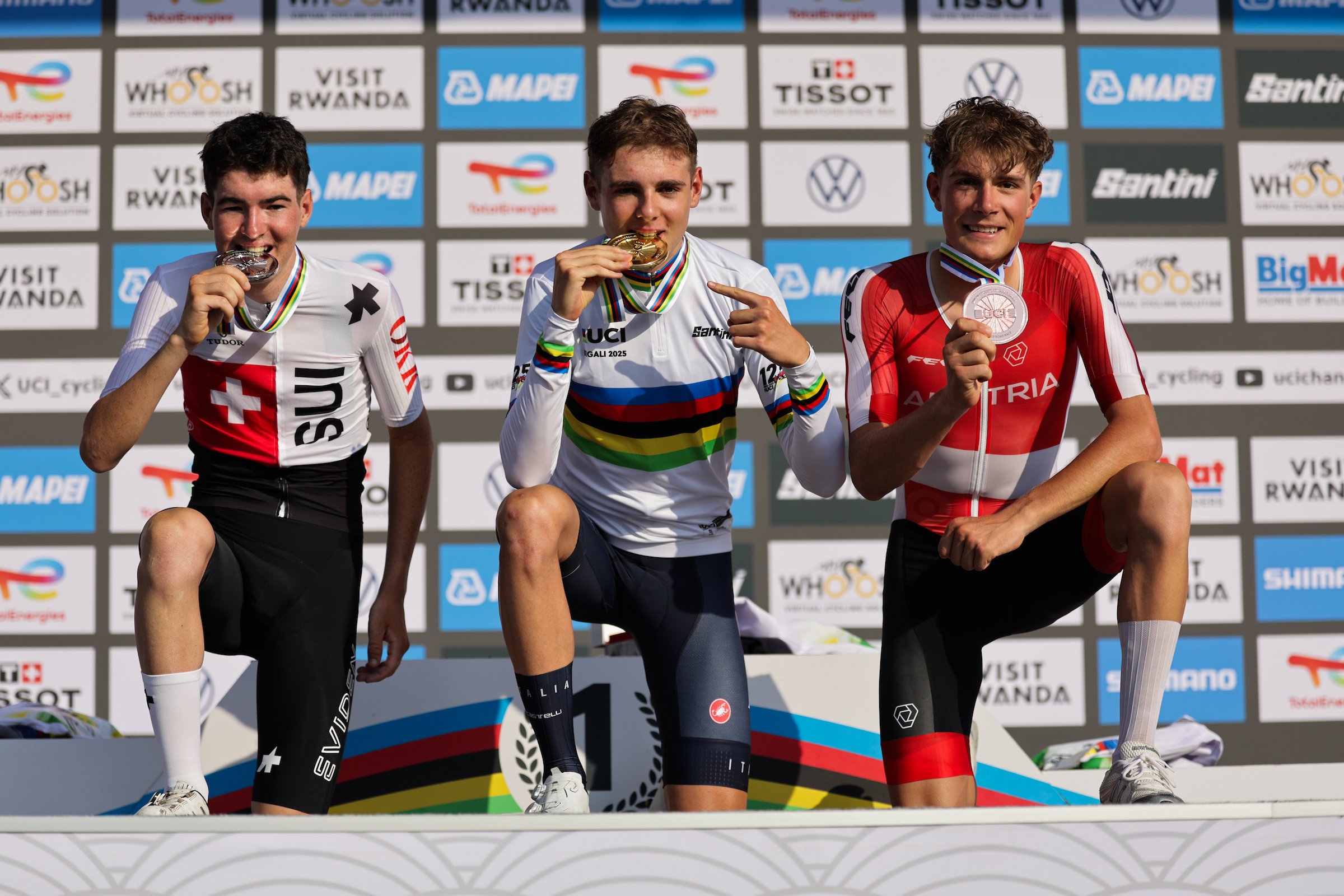 O pódio da prova de fundo dos Sub-23 masculinos nos Campeonatos do Mundo de Kigali com Jan Huber, Lorenzo Finn e Marco Schrettl (Foto: UCI)