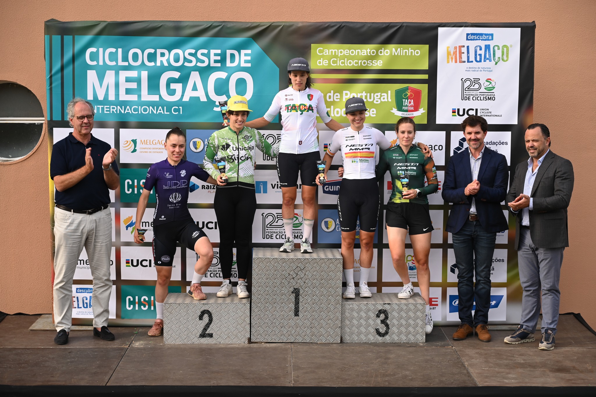 O pódio das elites femininas com Léa Stern, Sara Cueto, Lucia Gonzalez, Sofia Rodriguez e Alicia Gonzalez